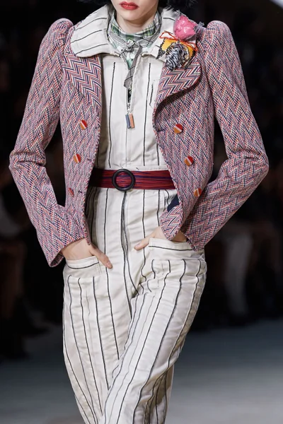 Look 18
